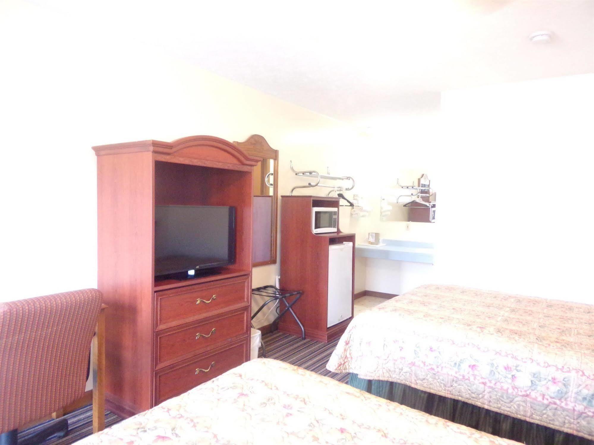 Huggy Bear Motel - Warren Exterior photo